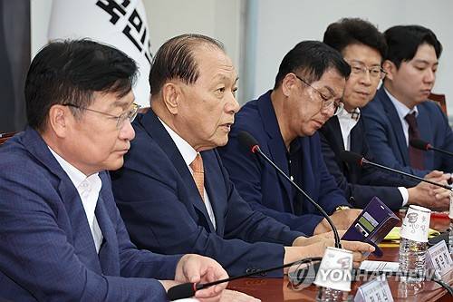 발언하는 황우여 선관위원장 (서울=연합뉴스) 김주성 기자 = 국민의힘 황우여 선거관리위원장이 28일 서울 여의도 국회에서 열린 제4차 당 대표 및 최고위원 선출 선거관리위원회의에서 발언하고 있다. 2025.7.28 utzza@yna.co.kr