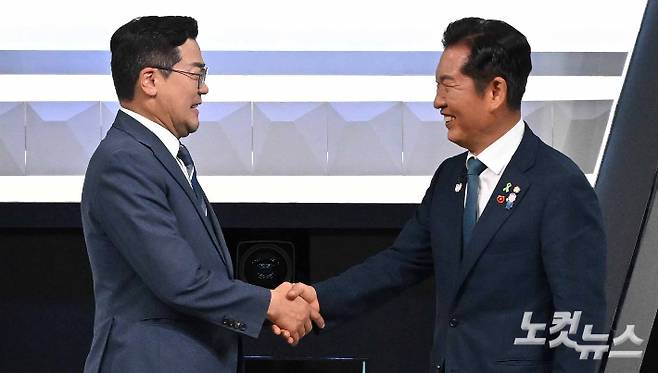 더불어민주당 박찬대(왼쪽)·정청래 당대표 후보가 27일 오후 서울 여의도 KBS에서 열린 TV토론회 시작 전 기념촬영을 하고 있다. 국회사진기자단
