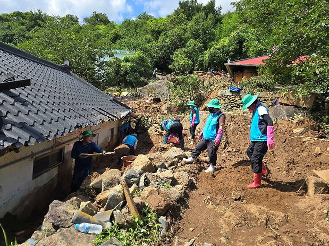 폭우로 인한 산사태 피해 복구. 전라남도 제공