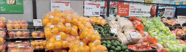 24일 서울 광진구의 한 대형마트 과일 매대에 호주산 오렌지와 페루산 아보카도가 천도복숭아·하우스감귤·여름사과 등 국산 과일과 함께 놓여 있다.