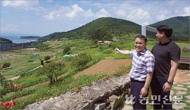 전남 완도 청산농협(조합장 이병호)이 청산도의 자랑인 ‘구들장논’을 유지하고 섬 주민들의 복지 증진을 위해 나서고 있다. 청산농협의 고영광 전무(왼쪽)와 김재명 과장이 농협이 경관 조성 사업을 하고 있는 구들장논 일대를 보여주고 있다.