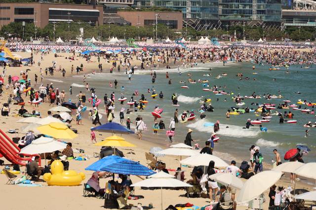 27일 오후 부산 해운대해수욕장에서 피서객들이 물놀이하며 더위를 식히고 있다. 연합뉴스