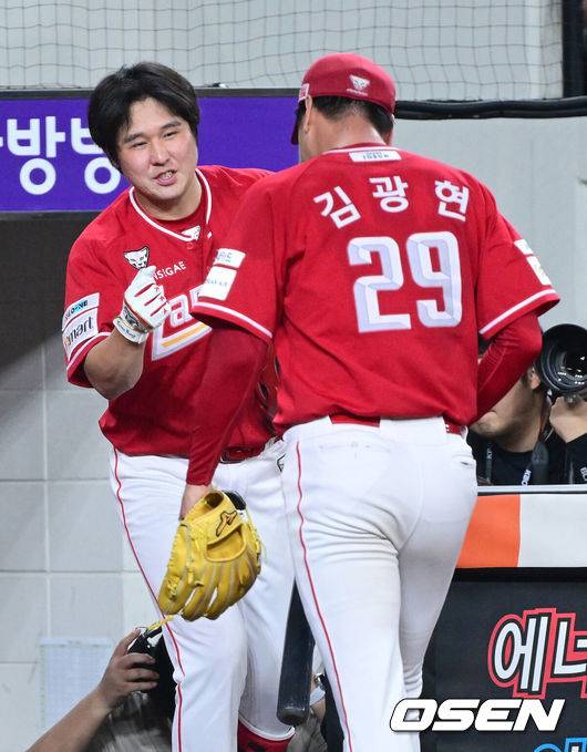 [OSEN=대전, 최규한 기자] 26일 대전 한화생명볼파크에서 ‘2025 신한 SOL Bank KBO리그’ 한화 이글스와 SSG 랜더스의 경기가 열렸다.홈팀 한화는 류현진, 방문팀 SSG는 김광현을 선발로 내세웠다.6회말 한화 공격을 막아낸 SSG 선발 김광현이 더그아웃으로 향하며 최정과 인사를 나누고 있다. 2025.07.26 / dreamer@osen.co.kr