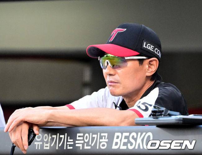 [OSEN=광주, 최규한 기자] 24일 광주-기아 챔피언스필드에서 ‘2025 신한 SOL Bank KBO리그’ KIA 타이거즈와 LG 트윈스의 경기가 열렸다.홈팀 KIA는 양현종, 방문팀 LG는 손주영을 선발로 내세웠다.1회초 LG 염경엽 감독이 그라운드를 주시하고 있다. 2025.07.24 / dreamer@osen.co.kr