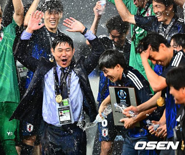 [OSEN=용인, 지형준 기자] 대굴욕이다. 한국축구가 일본에 사상 첫 3연패를 당했다.&nbsp;홍명보 감독이 이끄는 남자축구대표팀은 15일 오후 7시 24분 용인 미르스타디움에서 개최되는 2025 동아시아축구연맹(EAFF) E-1 챔피언십(동아시안컵) 3차전에서 숙적 일본에게 0-1로 패해 우승컵 탈환에 실패했다.&nbsp;대회 3승의 일본이 통산 세 번째 우승을 달성했다. 일본은 안방의 한국을 누르고 대회 2연패까지 가져갔다. 한국은 여전히 5회 우승으로 최다우승이지만 2개 대회 연속 일본에 밀렸다.&nbsp;경기를 마치고 일본 모리야스 하지메 감독이 선수들과 우승을 기뻐하고 있다. 2025.07.15 / jpnews@osen.co.kr