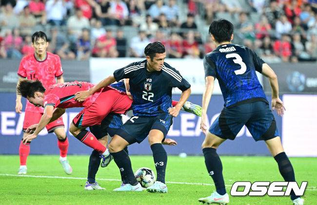 [OSEN=용인, 최규한 기자] 홍명보 감독이 이끄는 남자축구대표팀이 15일 오후 용인 미르스타디움에서 2025 동아시아축구연맹(EAFF) E-1 챔피언십(동아시안컵) 3차전 일본과 경기를 가졌다.&nbsp;한국은 1차전서 중국을 3-0, 2차전서 홍콩을 2-0으로 완파했다. 하지만 일본이 1차전서 홍콩을 6-1, 2차전서 중국을 2-0으로 이겼다. 골득실 +7의 일본이 +5의 한국을 누르고 조 선두인 상황이다. 나란히 2승을 거둔 한국과 일본은 대회 우승컵을 놓고 격돌한다.&nbsp;후반 한국 강상윤이 일본 수비에 막히고 있다. 2025.07.15 / dreamer@osen.co.kr