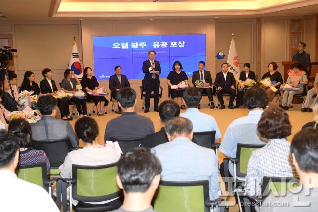 ▲강기정 광주광역시장이 28일 시청 비즈니스룸에서 열린 '2025 오월광주 유공자 포상식'에 참석해 제45주년 5·18민주화운동 기념행사 성공 개최에 기여한 유공자와 단체를 표창하고, 참석자들과 소회를 나누고 있다. 2025.07.28ⓒ광주광역시