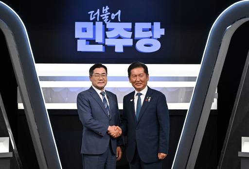 박찬대(왼쪽)·정청래 더불어민주당 당대표 후보가 27일 오후 서울 여의도 KBS에서 열린 TV토론회 시작 전 기념촬영을 하고 있다. 국회사진기자단