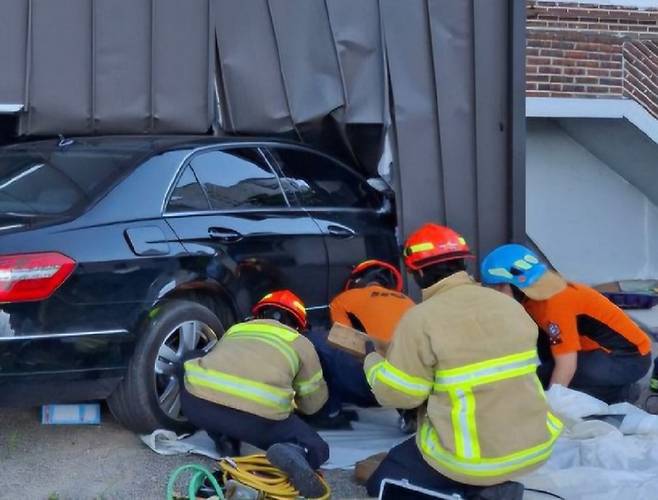 지난 27일 소방대원들이 경기 양평군 용문면의 한 단독주택에서 발생한 교통사고 현장을 수습하는 모습. 경기도소방재난본부 제공