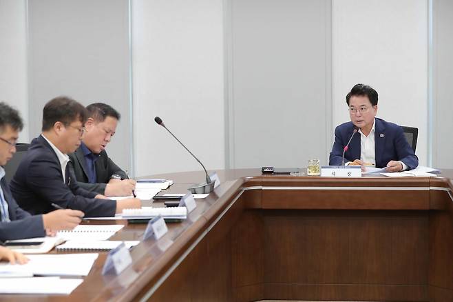육동한 춘천시장이 28일 시청 중회의실에서 ‘미래과제 추진전략 점검회의’를 주재하고 있다. 춘천시 제공