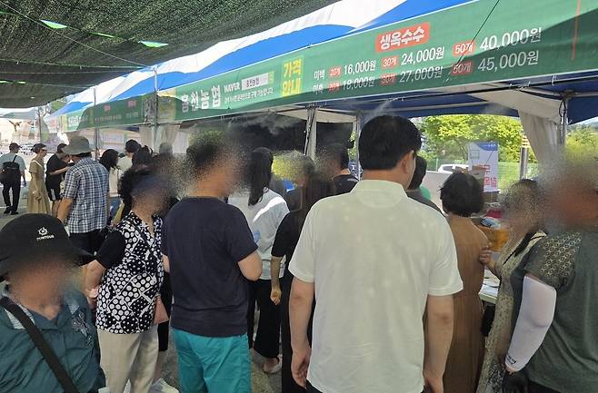 지난 26일 홍천 찰옥수수 축제장을 찾은 방문객들이 찰옥수수를 사려고 줄을 서고 있다. 배상철 기자