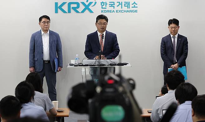 지난 9일 서울 여의도 한국거래소에서 ‘주가 조작 근절 합동대응단’&nbsp;출범과 관련해 이윤수 금융위원회 증권선물위원회 상임위원(가운데), 이승우 금융감독원 부원장보(왼쪽), 김홍식 거래소 시장감시위원장이&nbsp;브리핑하고 있다.&nbsp;연합뉴스