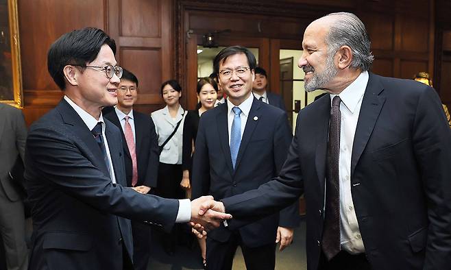 김정관 산업통상자원부 장관이 지난 24일(현지시간) 미국 워싱턴 DC 상무부 회의실에서 하워드 러트닉 상무부 장관과 악수하고 있다. 산업통상자원부 제공