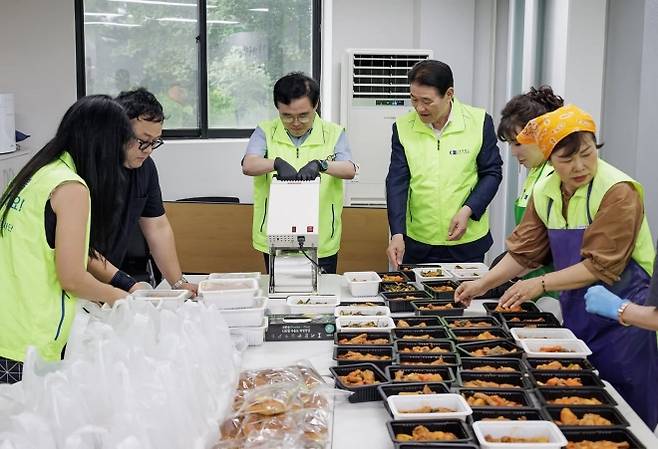 진교훈(왼쪽 세 번째) 서울 강서구청장이 지난 2일 ‘일일 동장’이 돼 등촌3동 주민센터에서 독거 어르신을 위한 반찬을 포장하고 있다. 강서구 제공