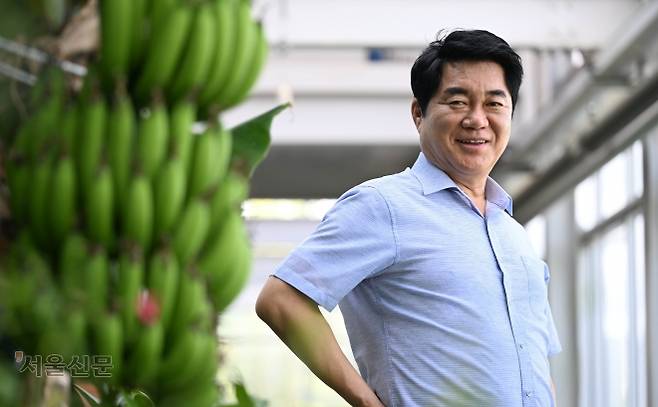 박준희 서울 관악구청장이 지난 21일 도심에서 힐링할 수 있는 도시농업 복합시설 ‘강감찬도시농업센터’에서 청년수도 관악을 위한 정책을 설명하고 있다. 홍윤기 기자