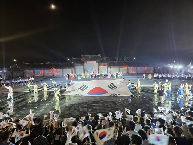 지난해 경북 안동탈춤공원 특설무대에서 펼쳐진 실경뮤지컬 ‘왕의나라 시즌3-나는 독립군이다’ 공연 모습.  안동시 제공