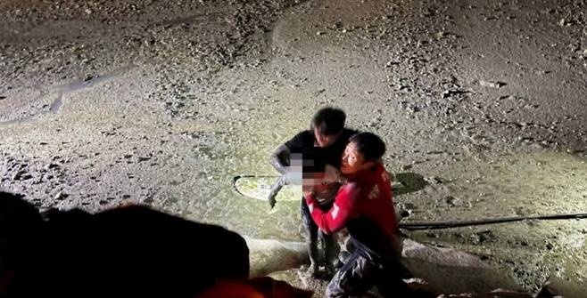 27일 신안군 증도 짱뚱어 다리 인근 갯벌에 고립된 부자((父子)를 목포해경 지도파출소 출동팀이 구조하고 있다. (목포해경 제공)