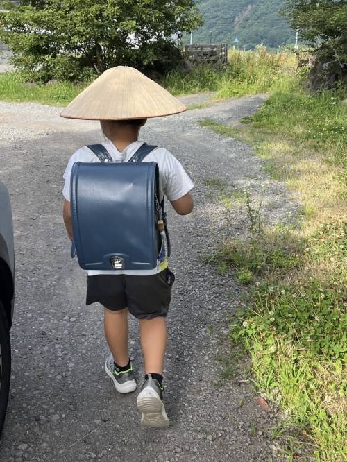 이달 1일 나가노현에 거주하는 30대 여성은 초등학교 3학년인 둘째 아들(8세)이 삿갓형 양산을 쓰고 등교하는 뒷모습을 찍어 엑스(X)에 올렸다. 이 게시글은 28일 기준 약 2567만회의 조회수를 기록할 정도로 화제가 되고 있다. 엑스 캡처