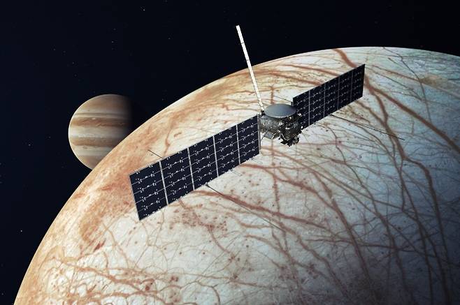 목성의 위성 유로파를 탐사하는 유로파 클리퍼 그래픽 이미지. NASA 제공