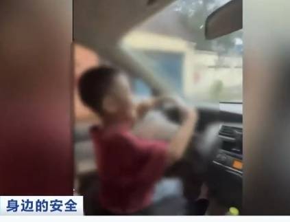 중국에서 아들이 운전하는 모습을 공개한 부모가 벌금 처분을 받았다. 중국 CCTV 캡처