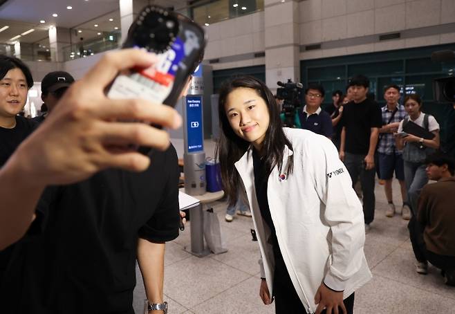 안세영, 팬과 셀카 - ‘슈퍼 1000 슬램’에 도전했던 배드민턴 안세영이 28일 인천국제공항 제1여객터미널을 통해 귀국해 팬과 기념촬영을 하고 있다. 2025.07.28.  뉴시스