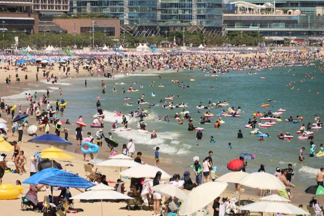 27일 오후 부산 해운대해수욕장에서 피서객들이 물놀이하며 더위를 식히고 있다. /연합뉴스