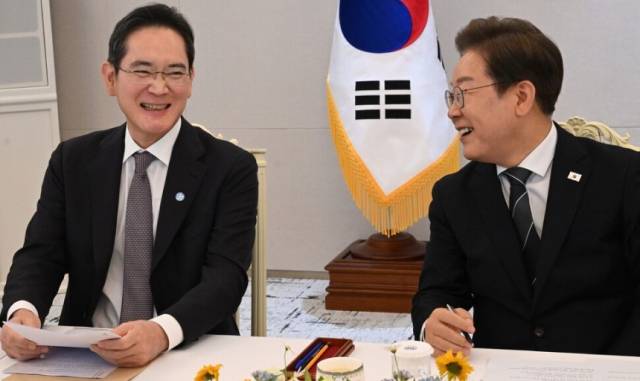 이재용(왼쪽) 삼성전자 회장 13일 서울 용산 대통령실청사에서 열린 6경제단체와 기업인 간담회에서 이재명 대통령과 대화하고 있다. 대통령실사진기자단
