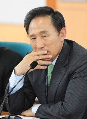 이명박 전 대통령이 2008년 2월 19일 오후 과천 중앙공무원교육원에서 열린 ‘이명박 정부 국정 운영에 관한 합동 워크숍’에서 생각에 잠겨 있다. AFP