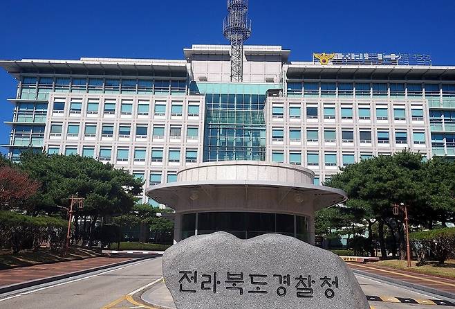 전북도의회 의원들과 직원들이 국외연수 당시 비용 부풀리기 의혹과 관련 경찰이 내사에 착수했다. 앞서 고창군의회 의원들과 여행사 대표 등도 경찰 조사를 받고 있는 등 지방의회 연수비용 부풀리기에 대한 경찰 조사가 전방위적으로 확산되는 모습이다. 전북경찰청 전경 ⓒ시사저널