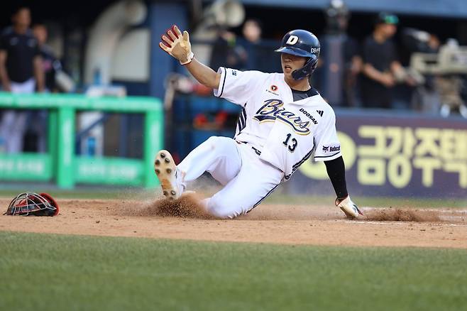 두산 이유찬이 27일 잠실구장에서 열린 LG전 3회말 2사 1·2루 찬스에서 제이크 케이브의 2타점 적시 2루타 때 홈을 파고들며 득점에 성공하고 있다. 이유찬은 이날 5타수 3안타 2타점 2득점 맹활약을 펼치며 팀의 9-6 승리를 이끌었다. 사진제공｜두산 베어스