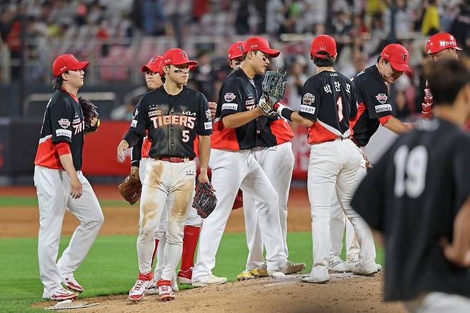 KIA는 후반기 7경기에서 1승6패를 기록하며 하위권으로 추락할 위기를 맞이했다. 팀은 후반기 불안한 불펜 운영에 발목이 잡히고 있다. 사진제공｜KIA 타이거즈
