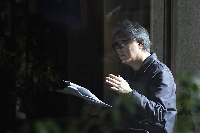 82회 베니스국제영화제 경쟁 부문 초청작 ‘어쩔수가없다’가 박찬욱 감독이 오래전부터 가장 만들고 싶었던 이야기로 관객들을 사로잡을 예정이다. 사진제공 | CJ ENM