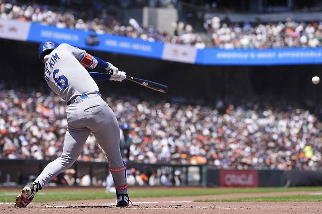 다저스 김혜성은 28일(한국시간) 펜웨이파크에서 열린 ‘2025 MLB’ 보스턴전에서 8회초 대주자로 교체 출전해 주루사를 당했다. 그는 최근 왼쪽 어깨 부상으로 타격에 부침을 겪고 있다.|AP뉴시스