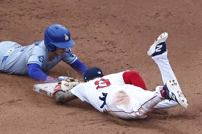 LA다저스 김혜성이 28일 보스턴전 8회초 대주자로 나섰다가 타구가 호수비에 잡히자 2루로 슬라이딩하며 귀환하고 있다. EPA연합뉴스