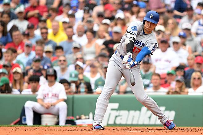 LA 다저스 오타니가 28일 보스턴전에서 4회초 안타를 날리고 있다. Imagn Images연합뉴스