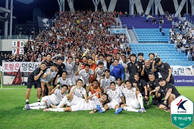 포항스틸러스의 승리 기념샷. /사진=한국프로축구연맹 제공