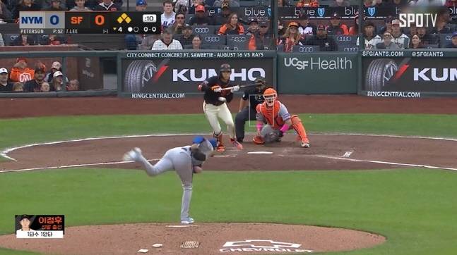 이정후가 4회말 1사 만루에서 초구에 기습 번트를 시도하고 있다. /사진=스포티비 중계화면 갈무리