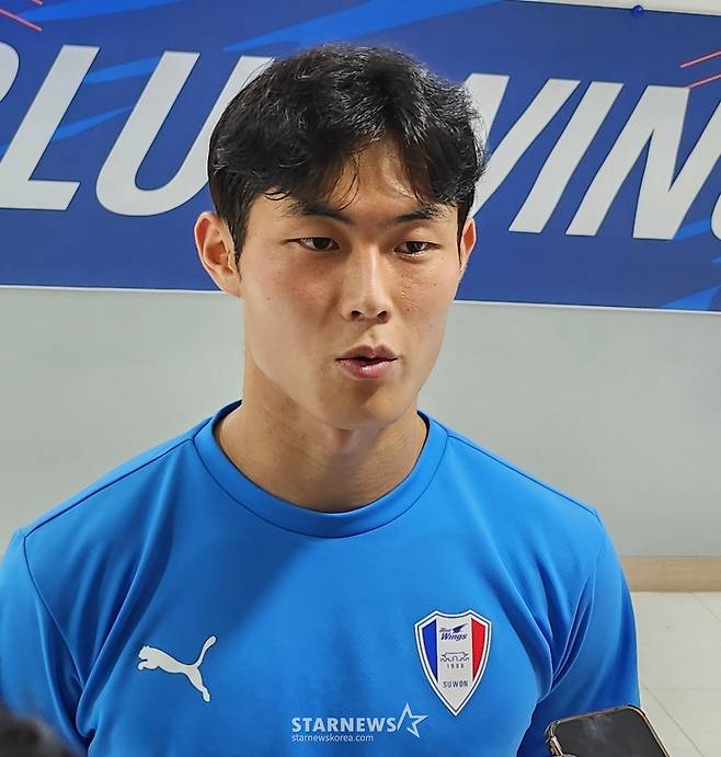 서울 이랜드와 경기가 끝난 뒤 취재진 인터뷰에 응하는 강성진. /사진=박건도 기자