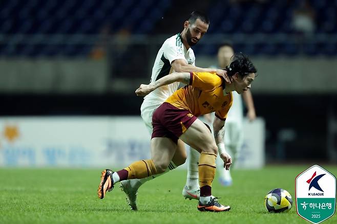 26일 광주FC전에서 볼 경합을 펼치고 있는 전북 현대 미드필더 감보아. /사진=한국프로축구연맹 제공