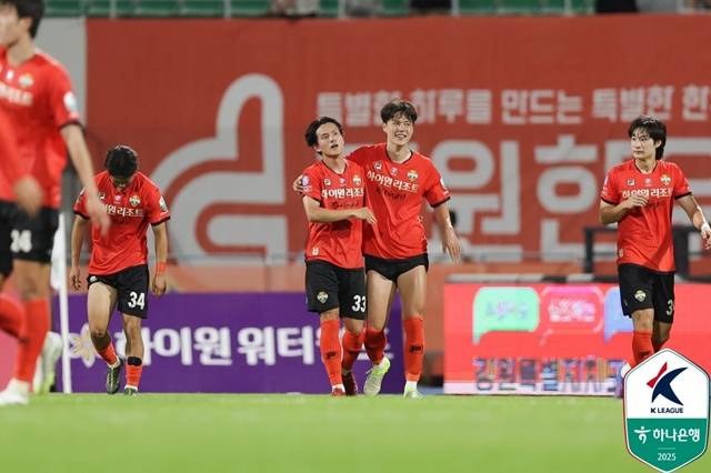 Hong Cheol（左から2番目）。 /photo =韓国のプロサッカー連盟が提供されます