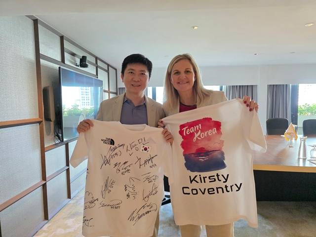 유승민 대한체육회장(왼쪽)과 커스티 코번트리 IOC 위원장. /사진=대한체육회 제공