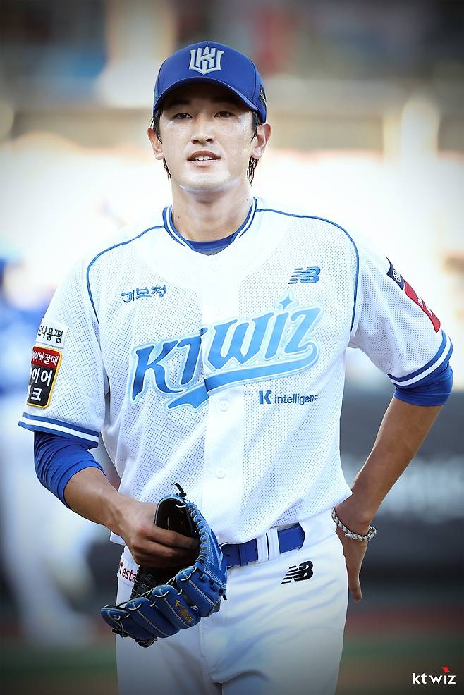 KT 위즈 고영표가 27일 수원 삼성 라이온즈전에 선발 등판해 이닝을 마친 뒤 더그아웃으로 들어오고 있다. KT 위즈