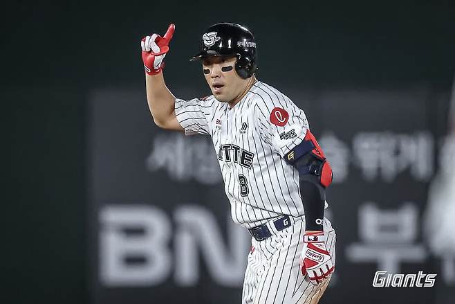 롯데 자이언츠 캡틴 전준우가 27일 부산 사직야구장에서 열린 2025 신한 SOL Bank KBO리그 KIA 타이거즈와의 팀 간 12차전에서 결승타 포함 4안타를 기록, 팀 5연승을 견인했다. 사진 롯데 자이언츠