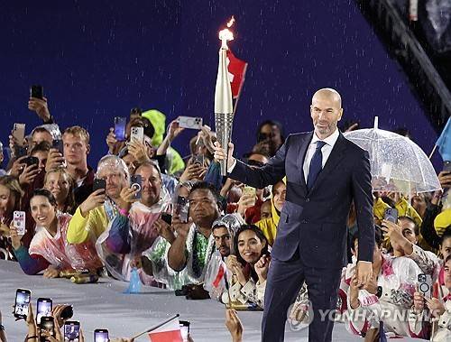 2024 파리 올림픽 개회식에서 성화주자로 나선 프랑스 축구영웅 지네딘 지단 [연합뉴스 자료사진. 재판매 및 DB 금지]