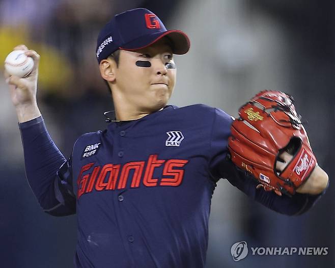 역투하는 최준용 (서울=연합뉴스) 김도훈 기자 = 20일 서울 잠실야구장에서 열린 프로야구 2025 신한 SOL 뱅크 KBO리그 롯데 자이언츠와 LG 트윈스 경기. 7회말 교체 투입된 롯데 최준용이 역투하고 있다. 2025.7.20 superdoo82@yna.co.kr