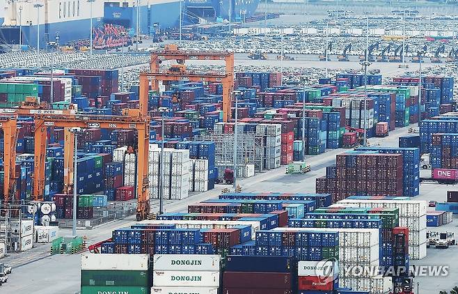 미국 관세 영향 시작 (평택=연합뉴스) 홍기원 기자 = 한국은행이 4일 발표한 국제수지 잠정 통계에 따르면 5월 경상수지는 101억4천만달러(약 13조8천300억원) 흑자로 집계됐다.
    하지만 철강·자동차 등을 중심으로 수출이 넉 달 만에 감소하는 등 점차 미국 관세 정책의 영향이 나타나고 있다. 
    사진은 4일 경기도 평택항에 컨테이너가 쌓여 있는 모습. 2025.7.4 xanadu@yna.co.kr