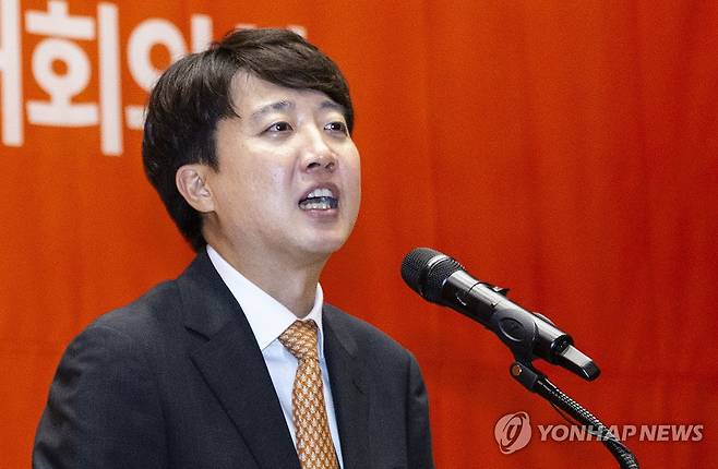 개혁신당 당 대표 선거 정견 발표하는 이준석 후보 (서울=연합뉴스) 황광모 기자 = 개혁신당 당 대표 선거에 단독 출마한 이준석 의원이 27일 국회의원회관 대회의실에서 열린 개혁신당 제2차 전당대회에서 정견 발표를 하고 있다. 2025.7.27 hkmpooh@yna.co.kr