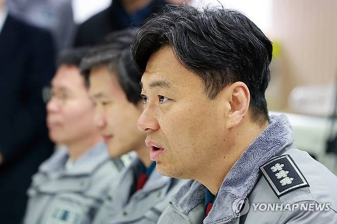 간담회서 발언하는 서울경찰청장 직무대리 (서울=연합뉴스) 신현우 기자 = 박현수 서울경찰청장 직무대리가 5일 서울 서대문구 고은초등학교에서 열린 서울시교육청 등이 참여한 유관기관 간담회에 참석해 발언하고 있다. 2025.3.5 nowwego@yna.co.kr
