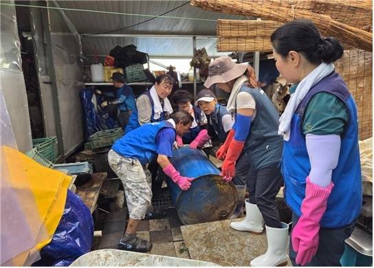 침수피해 지역 자원봉사활동 [아산시자원봉사센터 제공]