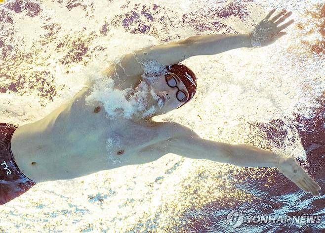 힘차게 잠영하는 황선우 [AFP=연합뉴스]